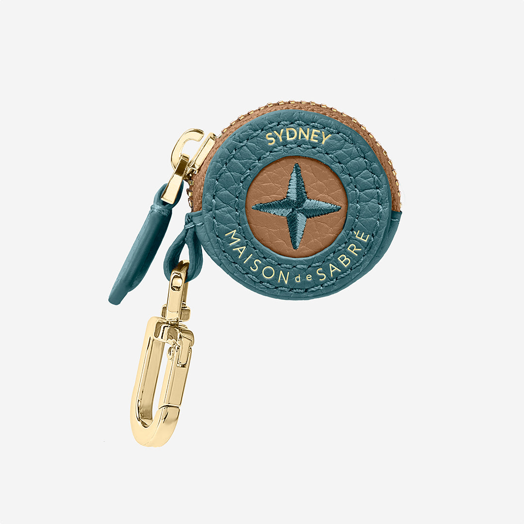 【MAISON de SABRE】AirTagケース キーホルダー シティ The AirTag Charm - Graphite Sky – MAISON de SABRÉ